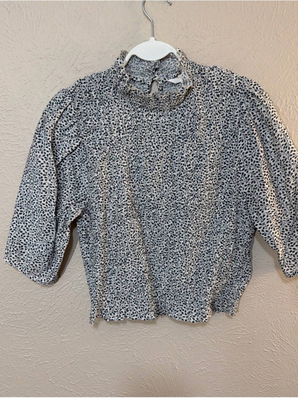 High-Neck Floral Print Puff-Sleeve Top in olive/gray & White